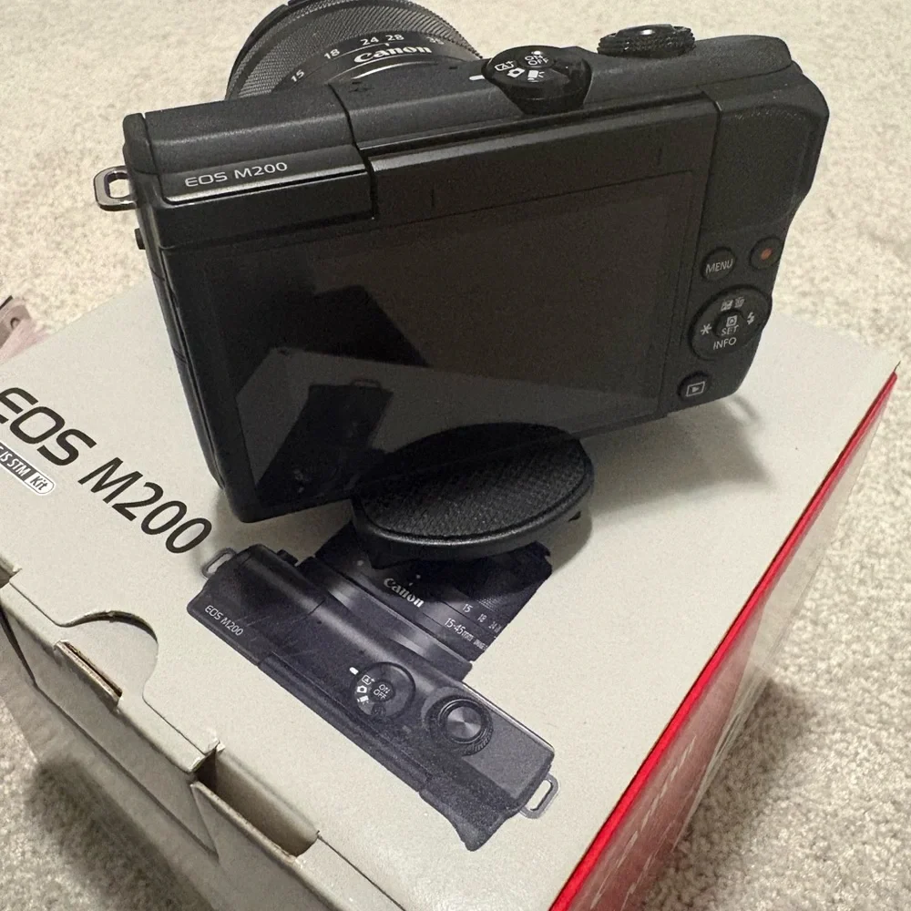 Canon EOS M200 Compact Mirrorless Camera in Black - Picture 2 of 9